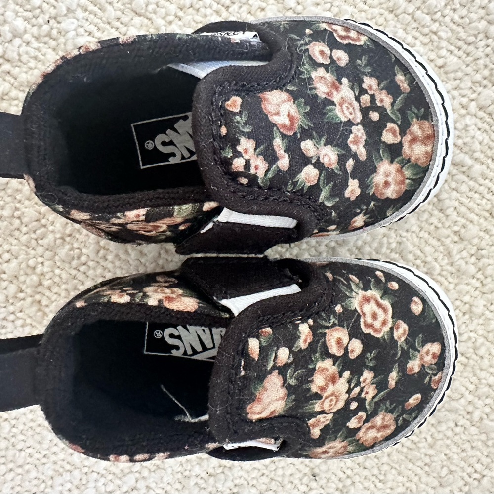 Infant girls flower pattern shoes.